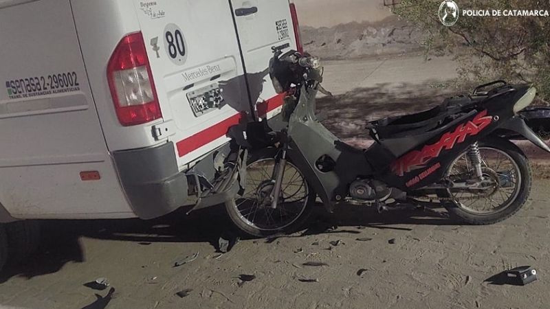 Motociclista no vio un vehículo estacionado y lo embistió desde atrás