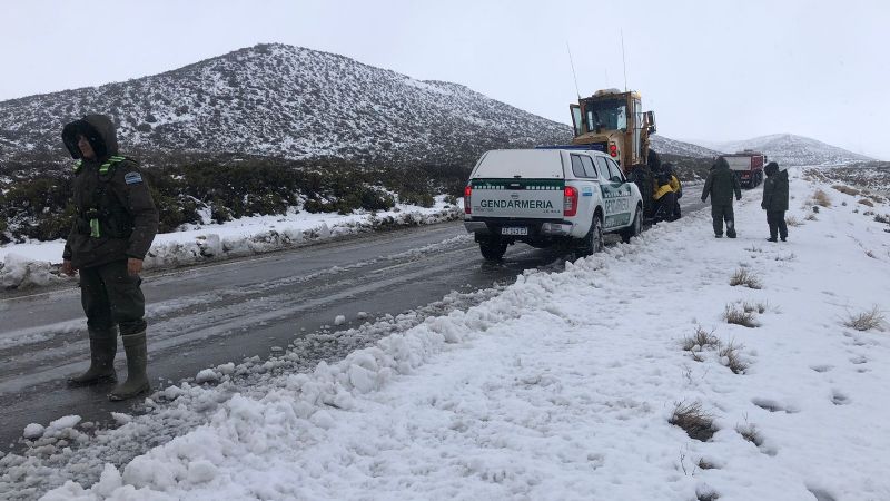 Rescataron a más de 20 personas varadas por la nieve en Mendoza