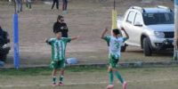 CRISTIAN MELO (3) festeja junto a Vergara el segundo gol de San Martín, en La Merced.