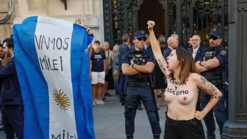 Protesta feminista contra Milei en Madrid