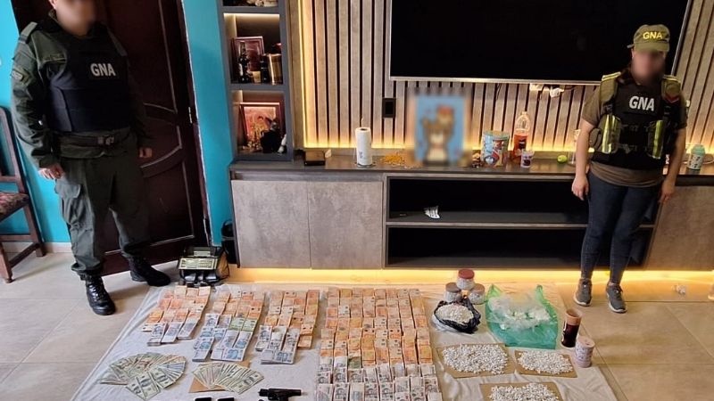 12 allanamientos, droga y un millonario botín