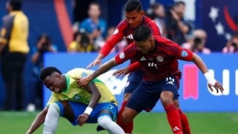 Costa Rica dio un golpe de escena, empatando con Brasil