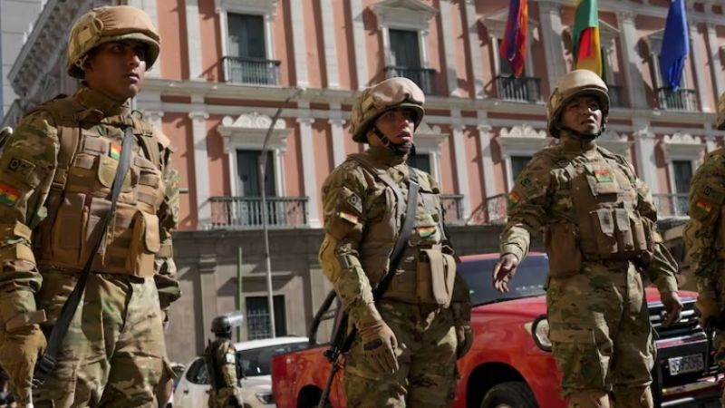 El gobierno de Bolivia denuncia un golpe de Estado y remueve a la cúpula militar