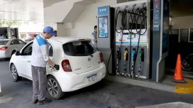 Caputo posterga otra vez suba de impuestos, pero naftas aumentarán hasta 7%