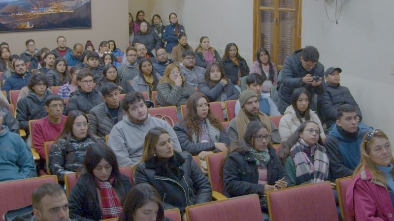 Minera brindó charla a universitarios para que presten servicios en su emprendimiento
