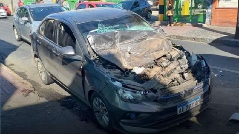 Auto chocó con la parte trasera de un colectivo