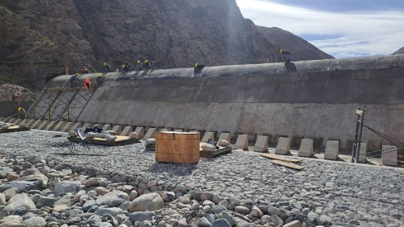 Avanzan obras del azud nivelador y acueducto en Fiambalá