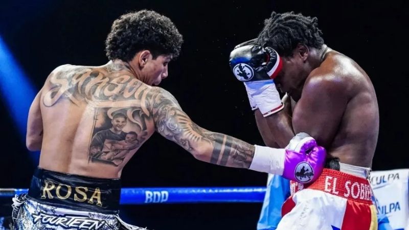 "Sansón" Rosa expone dos de sus coronas y el invicto