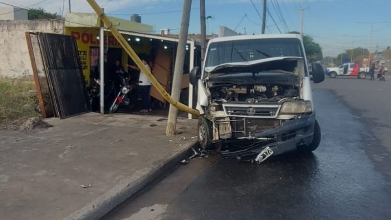 Combi oficial chocó contra postes de energía