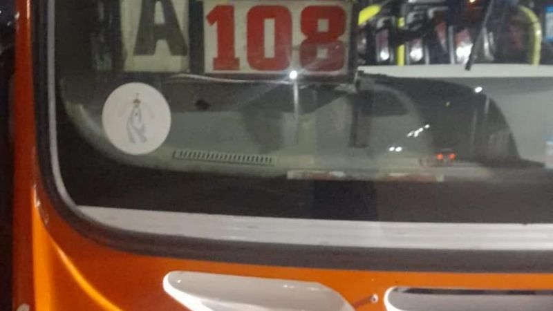 Un chofer borracho conducía un colectivo de pasajero