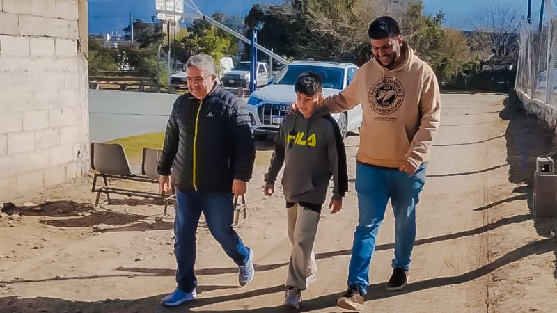 Raúl visitó el Club Sarmiento en el marco del mes aniversario