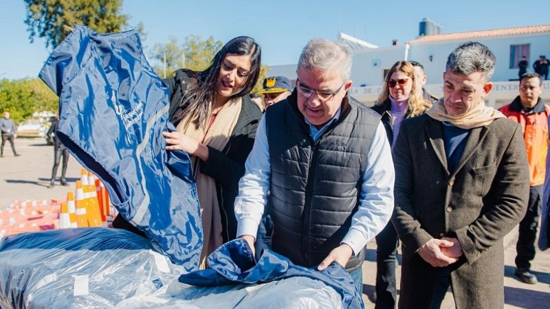 Fuerzas de seguridad recibieron indumentaria y equipamiento