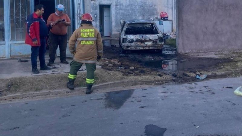 Se incendió un auto dentro de una casa