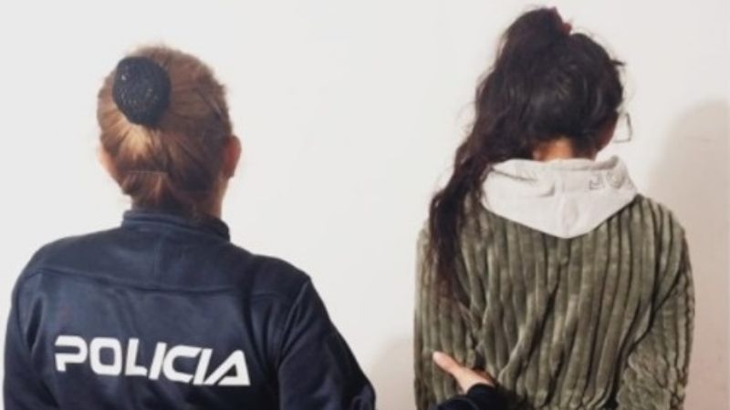 Detienen a una mujer