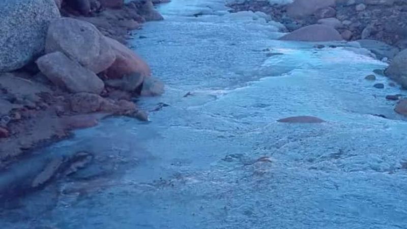 Crudo invierno en Catamarca: postales de un río congelado