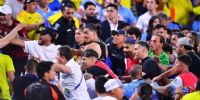 DARWIN NÚÑEZ (centro) peleándose con hinchas colombianos, en medio de la tribuna.