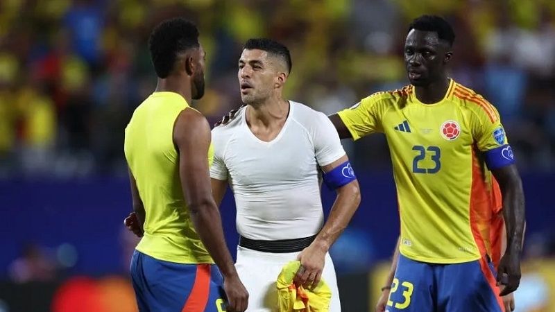 Suárez y Borja iniciaron las peleas en la cancha