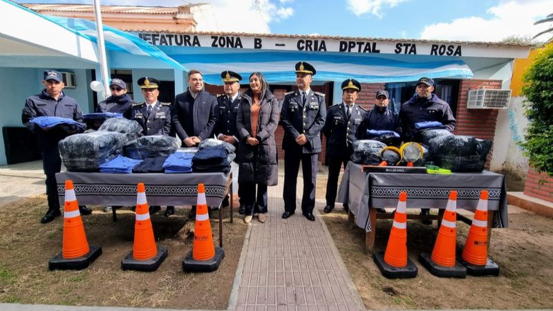 Entrega de uniformes y elementos de seguridad a la Policía del interior