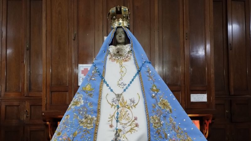 Bordado y diseñado por manos catamarqueñas: Virgen del Valle estrena manto en el Poncho