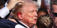 TRUMP, apenas ocurrido el ataque, tras ser herido por una bala en la oreja derecha.