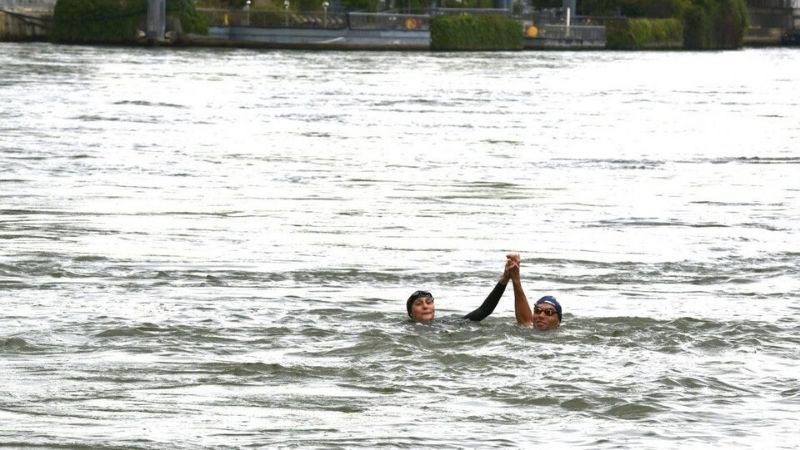 Ministra francesa se tiró al Sena, por sanidad del agua