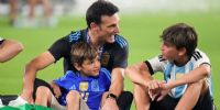 Scaloni celebrando con sus hijos Ian y Noah, tras otro logro con la Selección en Estados Unidos.