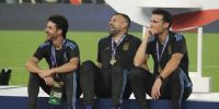 HAY EQUIPO. Scaloni con Aimar y Samuel, sus auxiliares, observando el festejo de los jugadores.