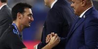 Lionel Scaloni choca los cinco con Claudio Tapia, presidente de la AFA. 
