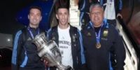 ÁNGEL DI MARÍA bajó del avión en la Argentina con la Copa América en brazos, junto a Lionel Scaloni y Claudio Tapia.