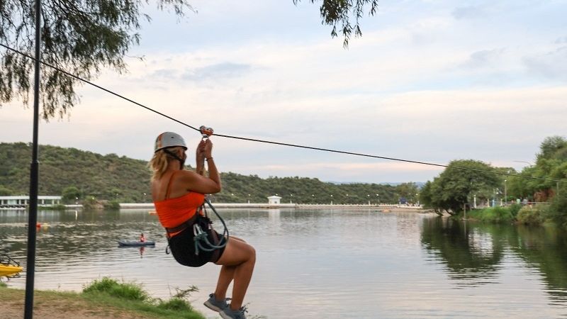 Kayak, tirolesa y alquiler de bicicletas asistidas, entre las propuestas en la Capital