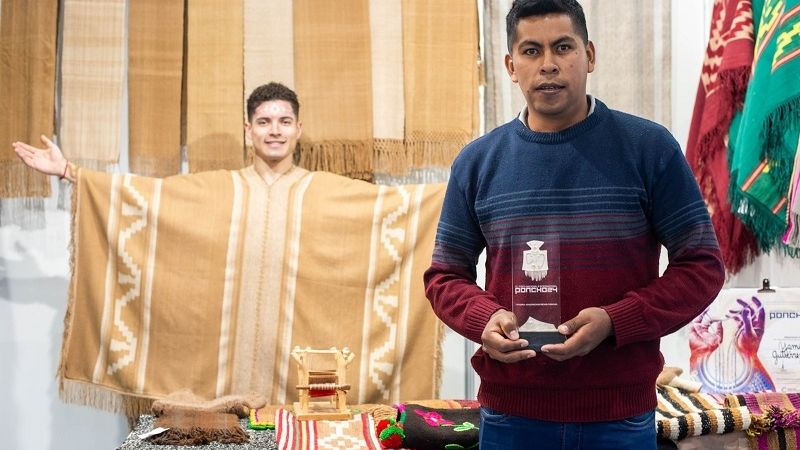 El tejedor de Londres, Yamil Gutiérrez, es el ganador del Mejor Poncho 2024