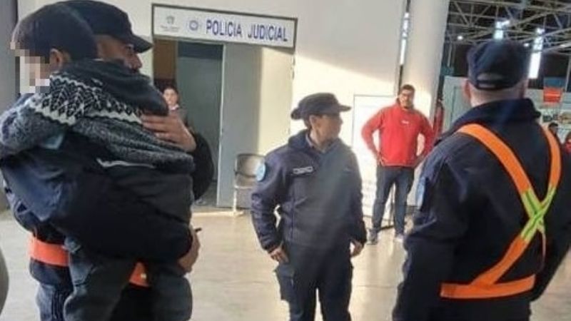 Policias encuentran a un niño perdido en el Predio Ferial