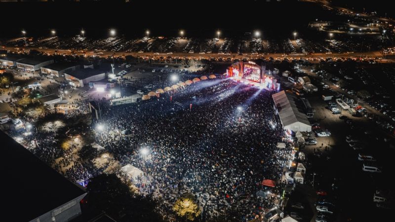 Récord en el Poncho: 30 mil personas vibraron con el cuarteto de La Barra