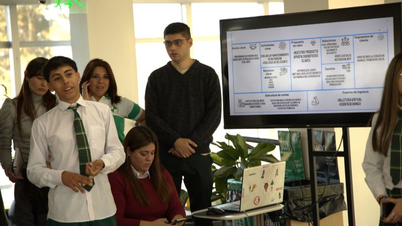 Estudiantes de escuelas municipales se capitalizan como emprendedores