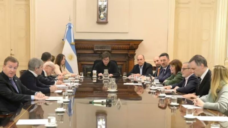 Milei reunió a todos los ministros y Luis Caputo buscó mostrarse en control de la situación