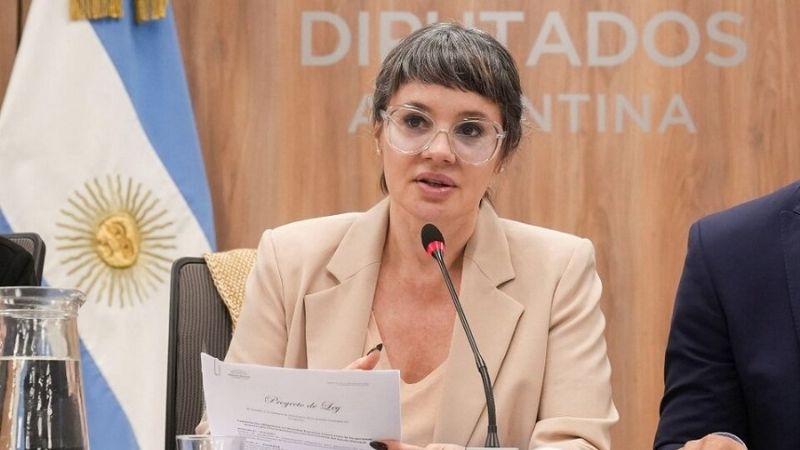 Piden expulsar a diputados libertarios que visitaron a genocidas