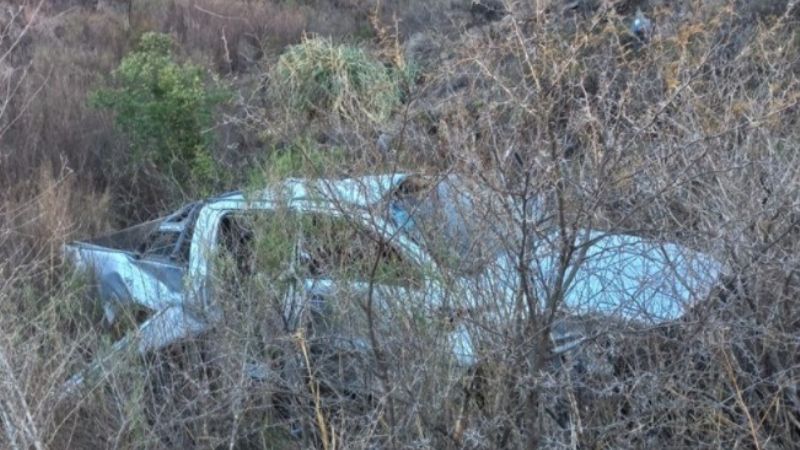 Camioneta cayó a un precipicio de 30 metros