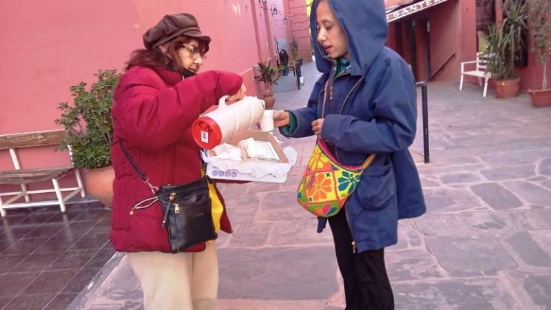 Café caliente, golosinas y recuerdos  para los visitantes en la Catedral