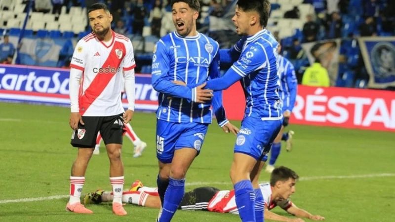 Silbidos para River tras caer con Godoy Cruz