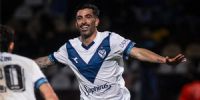 EL URUGUAYO Michael Santos puso el 2-0 con que Vélez se impuso a Platense.