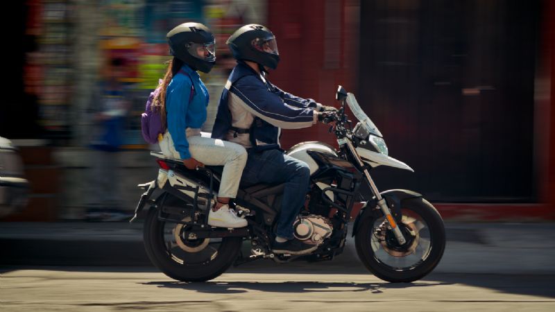 Uber lanza una función para recordar el uso del casco durante los viajes con Moto