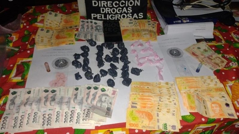 Detienen a un joven, secuestran droga, una moto y dinero en efectivo