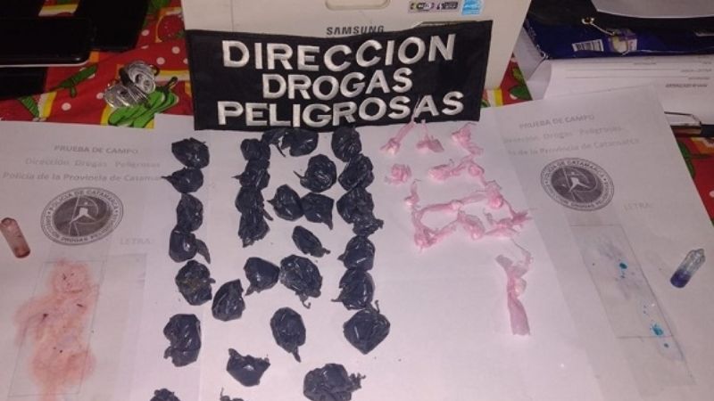 Detienen a un joven, secuestran droga, una moto y dinero en efectivo