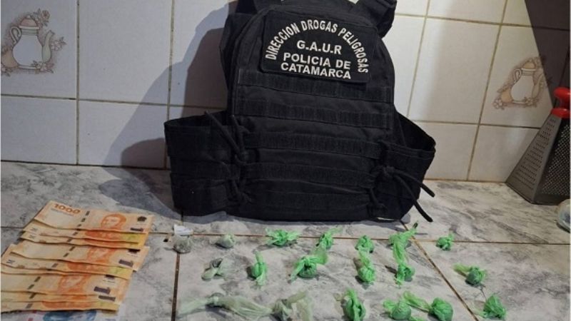 Detienen a un joven, secuestran droga, una moto y dinero en efectivo