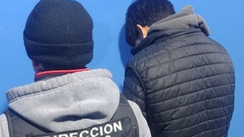 Detienen a un joven, secuestran droga, una moto y dinero en efectivo