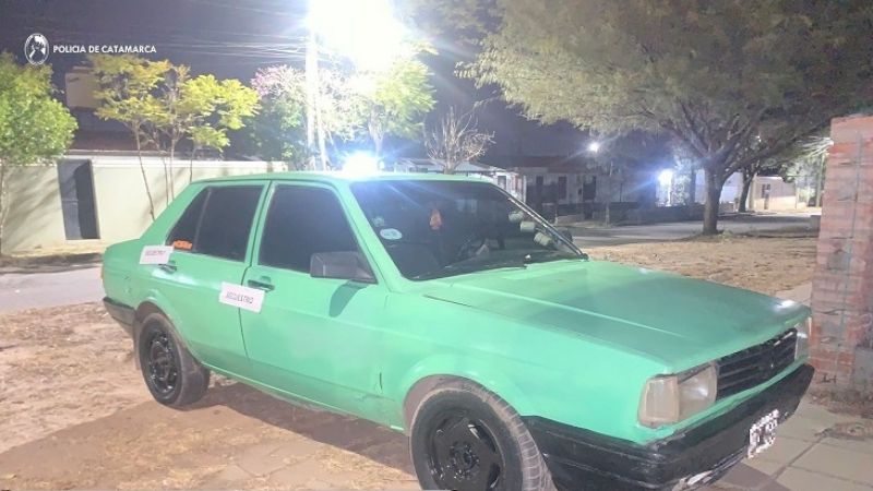 Chocó a una moto con dos personas y escapó