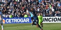 EL COLOMBIANO Villa festejando su gol para Independiente Rivadavia de Mendoza, ante Independiente de Avellaneda.