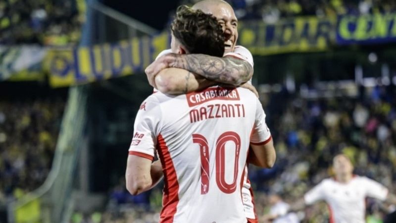 Huracán sopló fuerte en Rosario y es más líder