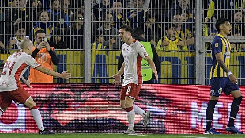 Huracán sopló fuerte en Rosario y es más líder