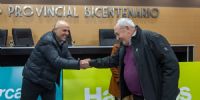 EL KINESIÓLOGO Pablo Lagoria, del área de Rehabilitación Deportiva, saluda a Miguel de la Orden, presidente de la Federación de Vóley, quien representó a la disciplina en el acto.